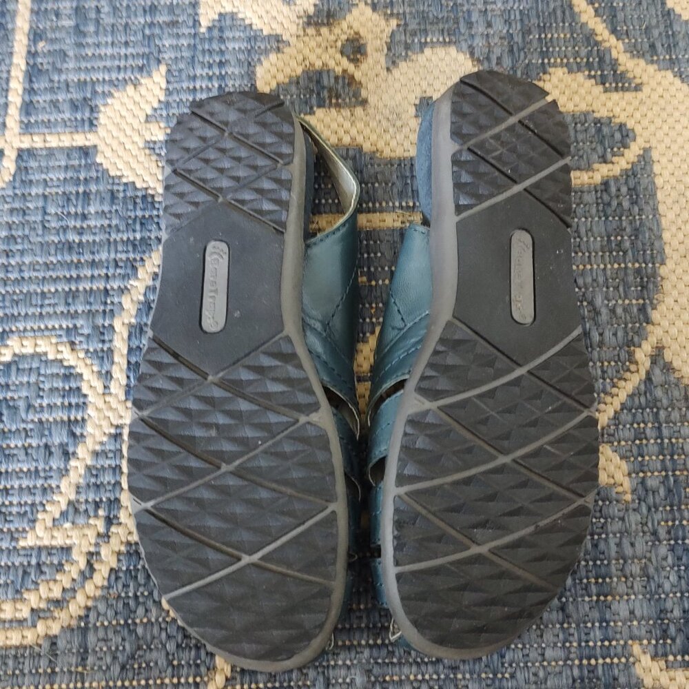 Bare traps sandles size 6.5 in blue - Picture 2 of 3